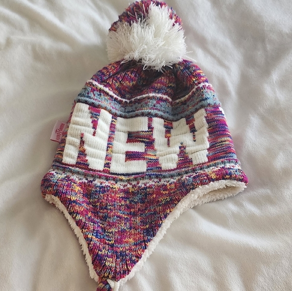 Robin Ruth Accessories - 💥Beanie Pom Pom Hat New York